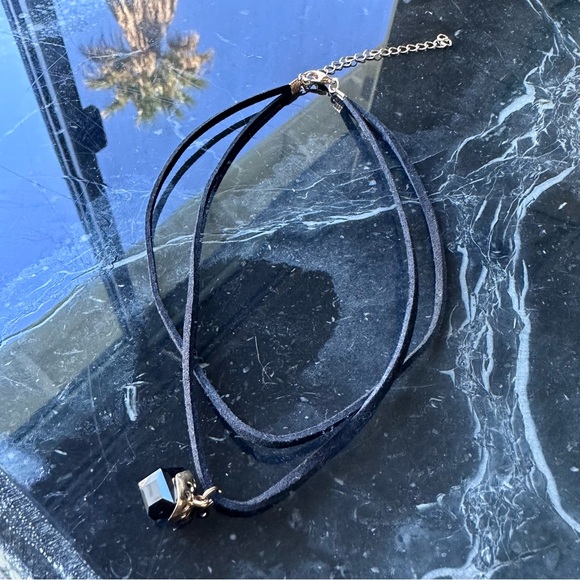 NEW ANGELES Black layered choker - Picture 2 of 5